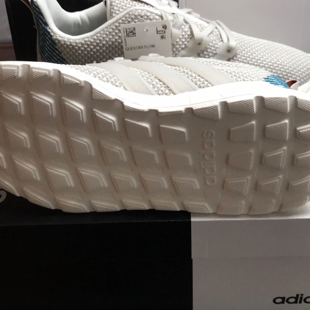 NWT adidas Questar Flow - Picture 4 of 6